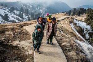 Randonnée en Inde en Himalaya au sommet de la montagne enneigée Akaoka