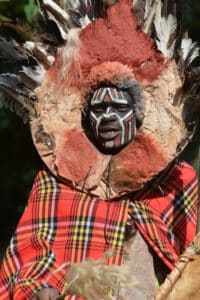Safari au Kenya à la rencontre du chef de la tribu Samburu habillé traditionnellement Akaoka