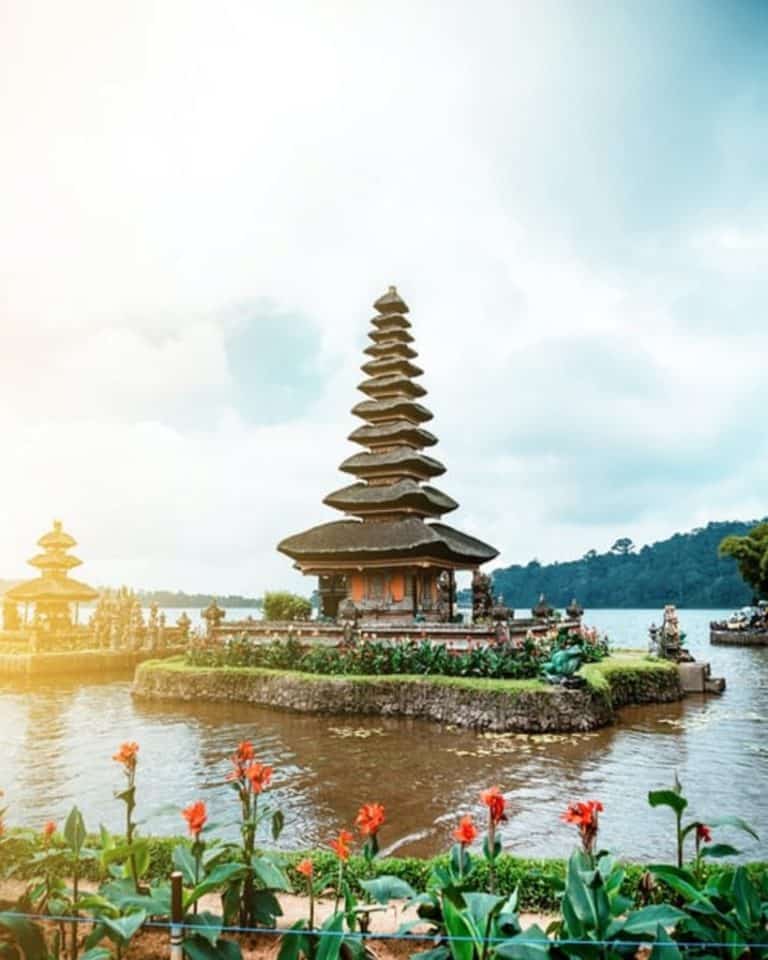 Séjour en Indonésie à Bali : un temple en forme de tour au milieu d'un lac Akaoka