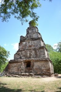 Randonnée au Sri Lanka pour découvrir et visiter les hautes ruines en pierre dans la nature Akaoka