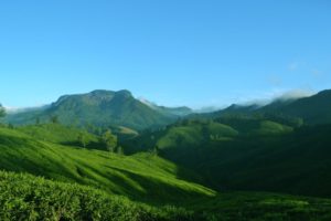 Trek Inde Kerala : Coorg Bangalore et un paysage montagneux et de verdure avec un ciel bleu
