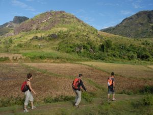 Randonnée à Madagascar, en groupe dans la savane Akaoka