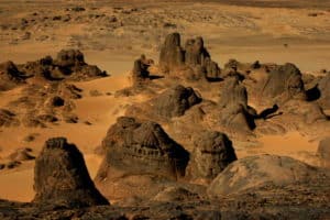 Trekking en Algérie découverte des rochers dans le désert de Tam Djanet Akaoka