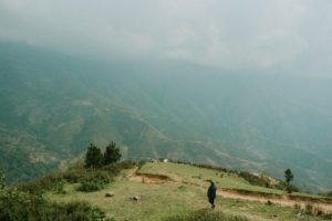 Trekking au Vietnam dans les hauteurs des montagnes verdoyantes Akaoka