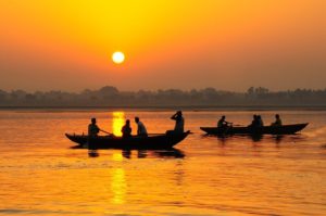 Voyage en Inde en pirogue à Gange sur un lac sous un coucher de soleil Akaoka