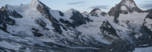 Belle vue d'une chaîne de montagnes du sommet d'une montagne,rando glaciaire alpes