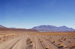 Randonnée en Bolivie dans un grand désert aride entouré de montagnes Akaoka