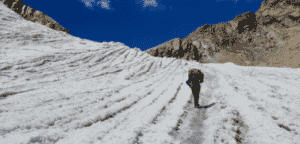 un homme sur le chemin pour atteindre le sommet de la montagne, randonnée glaciaire
