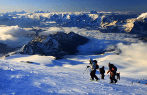 Groupe de randonneurs qui marche vers les montagnes avec plein de neige randonnée glacier Alpes