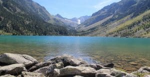 Trek au Canada dans les montagnes verdoyantes au bord d'un lac Akaoka