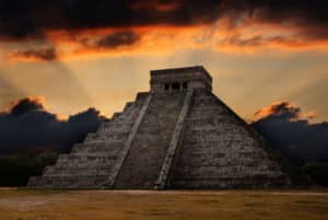 Voyage au Mexique : Temple de Kukulcán sous un coucher de soleil Akaoka