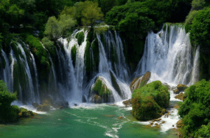 Randonnée Bosnie chute d'eau Akaoka
