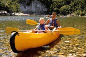 Weekend activités Cévennes : Un homme et une petite fille sur un canoë dans un lac