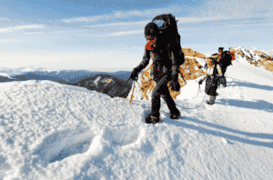 Randonneur sur le chemin plein de neige vers le sommet de la montagne,alpinisme Mont Blanc