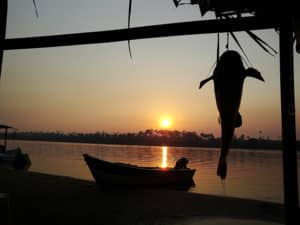 Voyage en Equateur : bateau de pêche amarré au bord de l'eau au coucher du soleil Akaoka