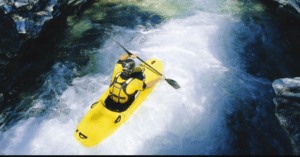 Weekend canoë Hérault : Randonneur en plein activité en canoë dans le lac