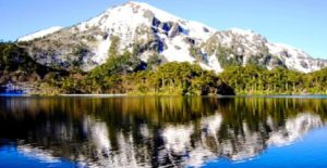 Randonnée au Chili le long d'un lac bordé d'une montagne enneigée Akaoka