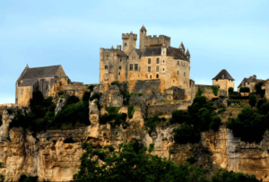 Belle Vue d'un château sur une falaise,circuit de randonnée