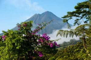 Voyage au Costa Rica dans un vaste parc fleuri et vue sur un volcan Akaoka