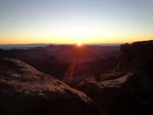 Voyage Egypte coucher de soleil dans les montages Akaoka