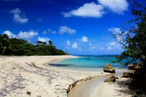 Voyage à Cuba sur une plage de sable blanc et une mer cristalline Akaoka