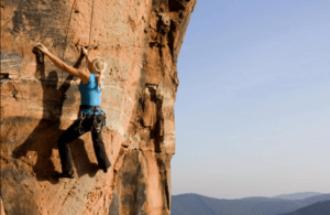 Weekend Hérault Cévennes : Randonneuse en pleine action de gravir une montagne