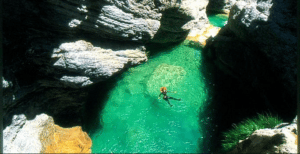 Une randonneuse nage dans le lac,les Cévennes Canyoning