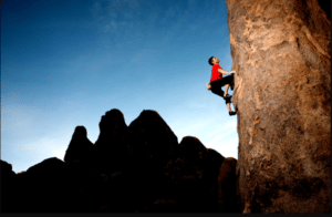 Weekend sportif Cévennes : Randonneur en pleine action de gravir une montagne