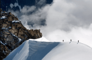 Randonneurs qui marche vers les montagnes avec plein de neige, Mont-Blanc voie normale