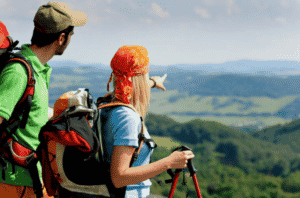 Un couple qui admire le magnifique paysage de montagnes, mont Caroux