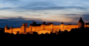 Randonnée découverte Citadelle : Belle Vue d'un château lumineux entoure d’arbres au pays Cathare