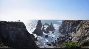Randonnée Belle-Île : Randonneur dans le sommet de la montagne admirant la splendeur du paysage