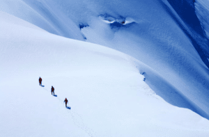 Groupe qui marche sur une piste montagneuse plein de neige, randonnée Chamonix Zermatt