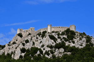Randonnée découverte Citadelle, Château dans le sommet de la montagne