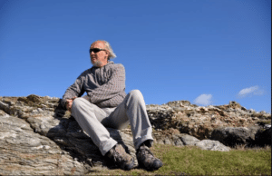 Week-end Belle-île : Homme assis sur une roche admirant la splendeur du paysage
