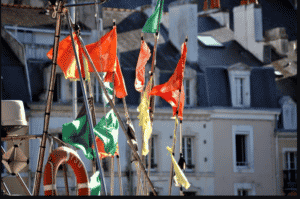 Trek Belle Île : Des petits drapeaux rouges jeunes orange