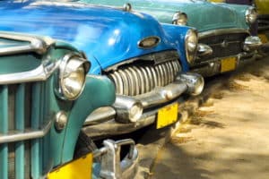 Voyage à Cuba : pare-chocs de voitures colorées garées Akaoka