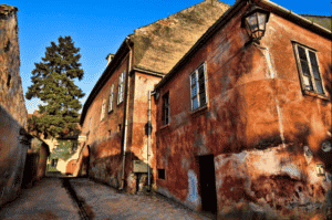 Randonnée Roumanie ruelle dans un village Akaoka