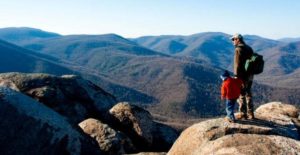 Randonnée Cévennes, Un petit garçon et son père, contempler les sommets des montagnes.