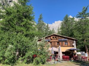 Randonnée au Panorama d'une maison insolite du parc des écrins entouré d'arbres avec un ciel presque dégagé