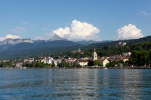 Rando France : Vue sur le Lac Léman avec un panorama sur un village et les montagnes.