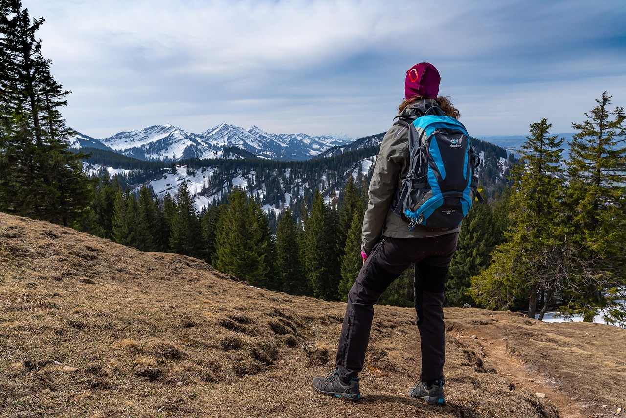 hiking 6154251 1280 - Akaoka
