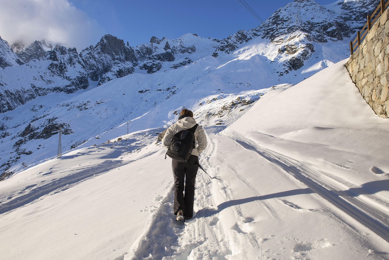 randonneur sur le tour Mont Blanc en hiver